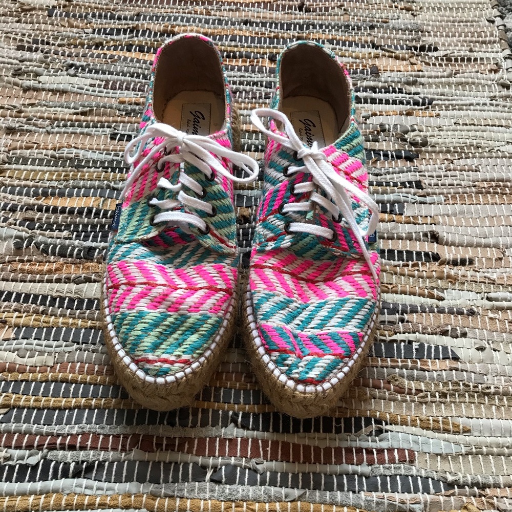 SPANISH ESPADRILLES IN GRAPHIC NEÓN